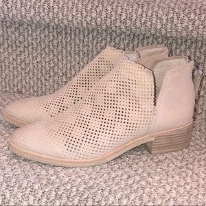 Dolce Vita Cream Perforated Bootie Boot Sz 8 EUC